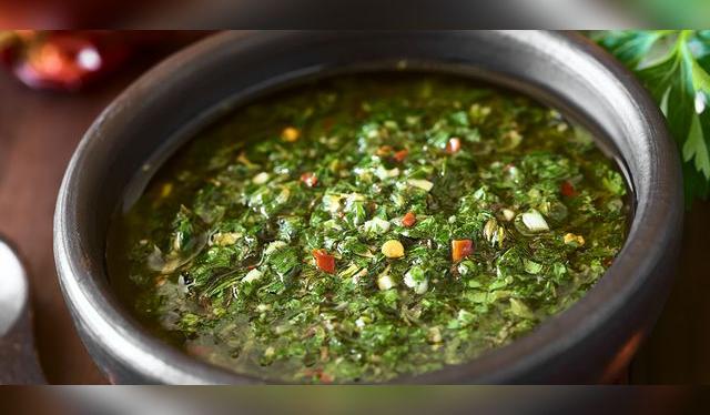 Nada más argentino que un chimichurri para acompañar el asado (la parrilla).   