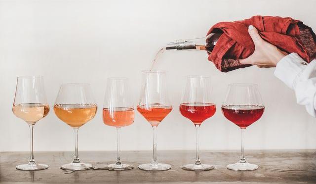 Las distintas tonalidades del vino rosado o rosé: no solo importa la cepa, también el trabajo en bodega. Las distintas tonalidades del vino rosado o rosé: no solo importa la cepa, también el trabajo en bodega.