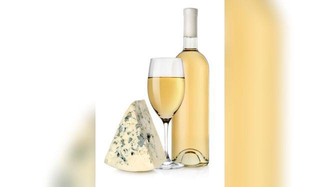 El queso azul con el vino dulce es una combinación por contraste con un lazo difícil de romper.   