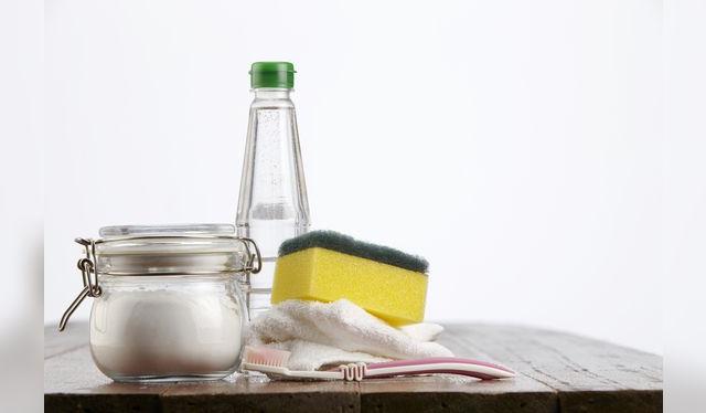 La combinación más efectiva de los remedios caseros: bicarbonato con vinagre (o limón).    