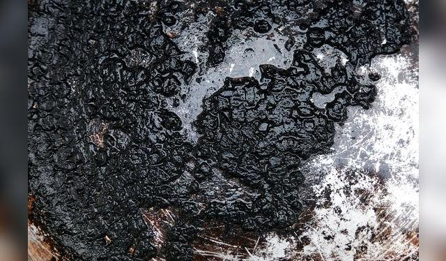 El horror: hay ollas que requieren medidas extremas. El bicarbonato, felizmente, es absolutamente inocuo.   