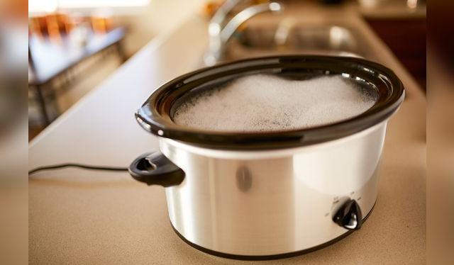 Dejar las ollas con un poco de agua y lava vajillas facilitará la limpieza posterior.   