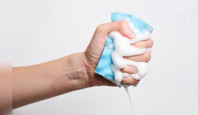 La espuma es clave para eliminar la grasa.    