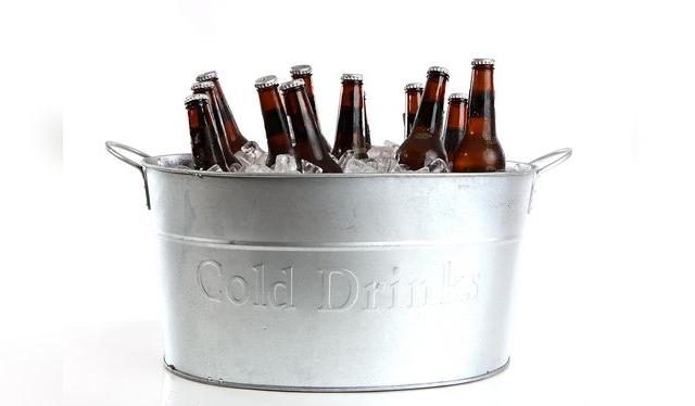 La cubeta de metal enfría mejor que el plástico y que el vidrio. Y si las botellas están completamente sumergidas, mejor. La cubeta de metal enfría mejor que el plástico y que el vidrio. Y si las botellas están completamente sumergidas, mejor.