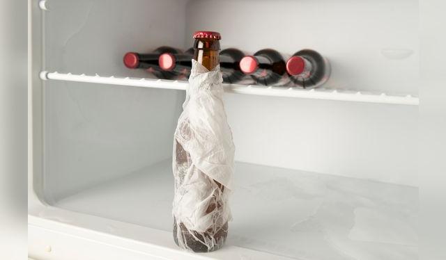 La botella envuelta en un papel toalla mojado se enfriará en menos de 10 minutos. La botella envuelta en un papel toalla mojado se enfriará en menos de 10 minutos.