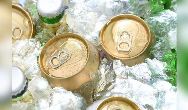 Agua, generosa cantidad de hielo y un buen puñado de sal. El tiempo de enfriamiento depende del tamaño y el material del envase. La lata se enfría más rápido que el vidrio. Agua, generosa cantidad de hielo y un buen puñado de sal. El tiempo de enfriamiento depende del tamaño y el material del envase. La lata se enfría más rápido que el vidrio.