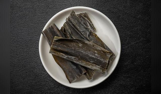 El kombu seco cristaliza el glutamato. A partir de esta alga, Ikeda logró sintetizar el glutamato monosódico.    