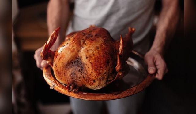 Esta navidad tendrás más un motivo más para sonreír, porque el pavo activa la serotonina.    