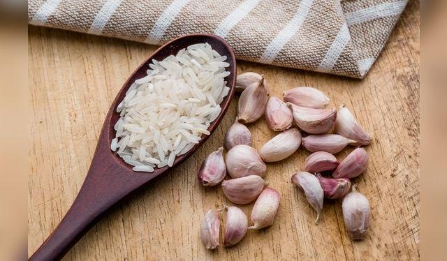 Una buena dosis de ajo y una cuchara de palo para el aderezo base.   