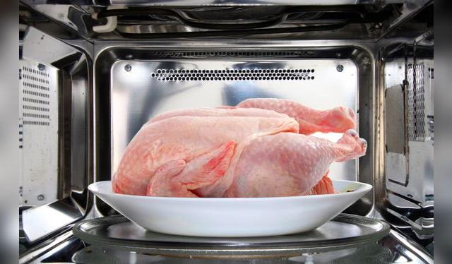 Sea pavo o pollo, el microondas es la forma más rápida de descongelar la carne. Solo recuerda cocinarla inmediatamente después.    