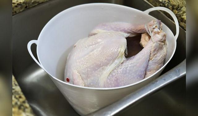 No sumerjas el pavo sin bolsa. Recuerda cambiar de agua cada 30 minutos.    