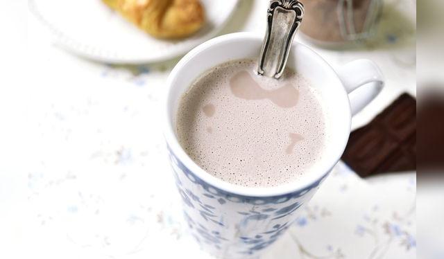 El chocolate caliente ya es parte de nuestra cultura, aunque resulte paradójico consumirlo en temporada cálida.    