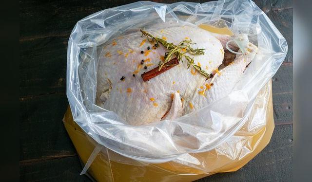 Si no cuentas con recipiente para sumergir el pavo, una bolsa gruesa –bien limpia– puede servir para la salmuera o para el marinada.    