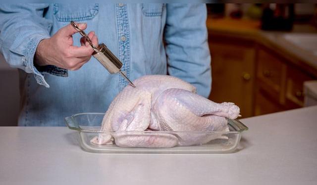 La inyección sirve para inyectarle sabor al pavo. Hay inyecciones de acero inoxidable y de plástico.   