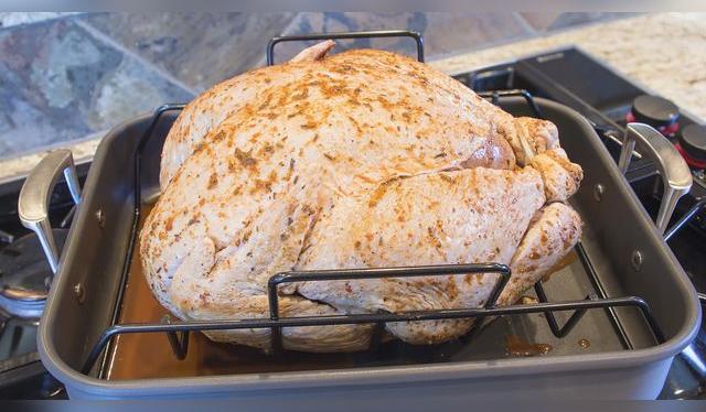 Listo para entrar al horno después de su baño en salmuera y marinada.   