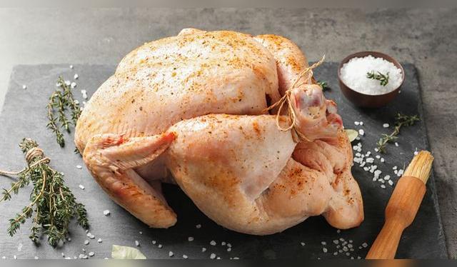 Usa una brocha para bañar el ave con la marinada. Procura que la salsa entre también debajo de la piel y en el interior del pavo.   