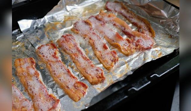 Si hay exceso de grasa, es mejor retirarla y seguir horneando el tocino hasta que esté listo.   