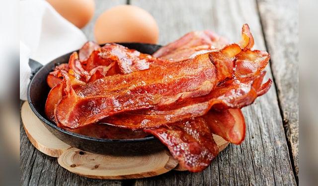 Las ollas de fierro fundido son buenas para freir tocino porque distruibuyen y mantienen muy bien el calor.    