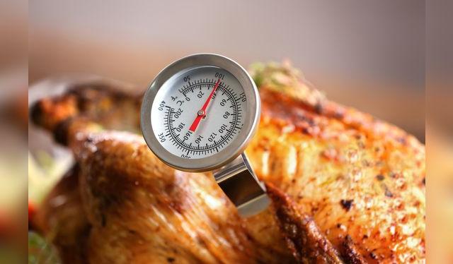 El termómetro es muy útil, porque evita tener que estar pinchando el pavo para saber si ya está listo.    