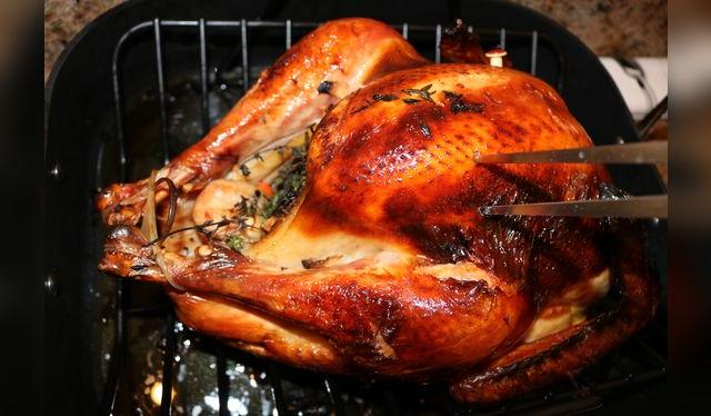 Pinchar la pechuga para ver cómo sale el jugo: si sale con sangre, aún le falta.    