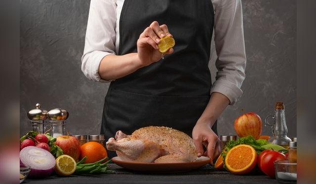 Antes de meterlo al horno, frótale jugo de limón a toda la piel; eso ayudará a que se dore parejo.   