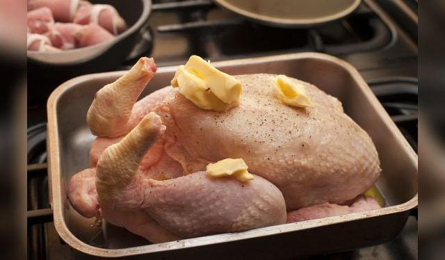 El pavo listo para entrear al horno, con mantequilla para que quede doradito.   