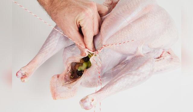 Rellenar el pavo ayuda a que la pechuga se cocine al mismo ritmo que las piernas.    