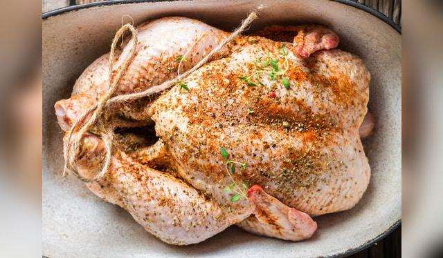 Marinado y atado listo para el horno.    
