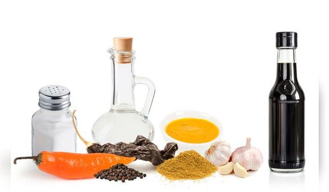 Sal, ají amarillo, ají panca, vinagre blanco, comino, ají amarillo molido, ajos y sillao. Sal, ají amarillo, ají panca, vinagre blanco, comino, ají amarillo molido, ajos y sillao.