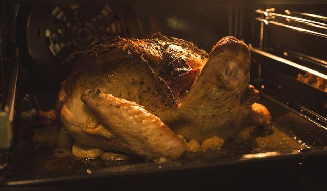 Además de la marinada previa, cada 15 o 20 minutos tienes que abrir el horno y bañar al pavo. Además de la marinada previa, cada 15 o 20 minutos tienes que abrir el horno y bañar al pavo.