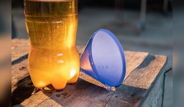 Si vas a usar una botella transparente, mantenla lejos de los rayos solares.   