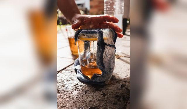 Una vez frío, se puede filtrar con una tela.    