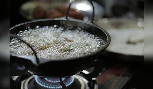 La fritura de inmersión o de profundidad se hace con suficiente aceite para poder reusarlo.    