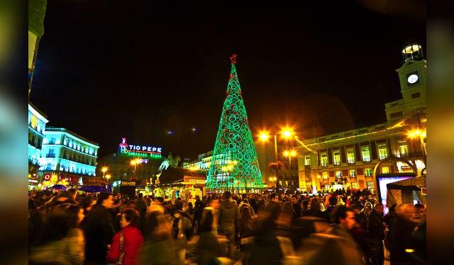 Los madrileños y viajeros se reunen en esta plaza para esperar las 12.    