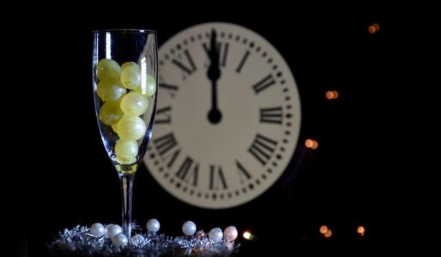 Una uva por cada campanada, y por cada mes del año que viene.   