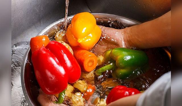 Lavar con abundante agua o en una mezcla de agua con bicarbonato.   