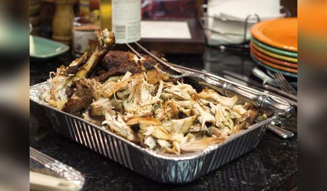 El pavo y la demás comida no puede quedarse sin refrigerar por más de dos horas. El pavo y la demás comida no puede quedarse sin refrigerar por más de dos horas.