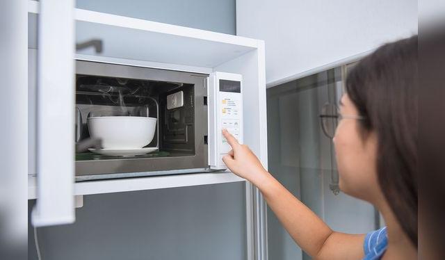 Para descongelar en el microondas, sigue siempre las indicaciones del manual y asegúrate que todo esté bien caliente. Para descongelar en el microondas, sigue siempre las indicaciones del manual y asegúrate que todo esté bien caliente.