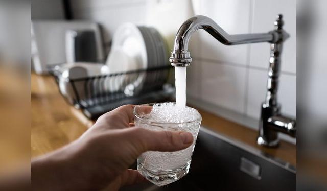 <em>El agua diluye al alcohol y nos mantiene hidratados. </em>   