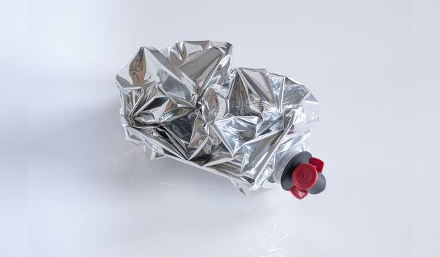 El dispensador permite solo que salga el contenido y que no entre oxígeno. Así el vino dura mucho más, pues no se oxida.   