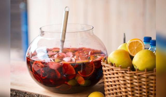 Según Cadenas, el chilcano fue un coctel comunitario, tipo ponche, como el que se ve en esta fotografía. Según Cadenas, el chilcano fue un coctel comunitario, tipo ponche, como el que se ve en esta fotografía.