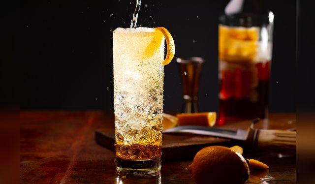 El <em>high ball,</em> hecho con whisky y soda, dio inicio a todo un estilo de cocteles refrescantes, dentro del cual se ubica el chilcano. El <em>high ball,</em> hecho con whisky y soda, dio inicio a todo un estilo de cocteles refrescantes, dentro del cual se ubica el chilcano.