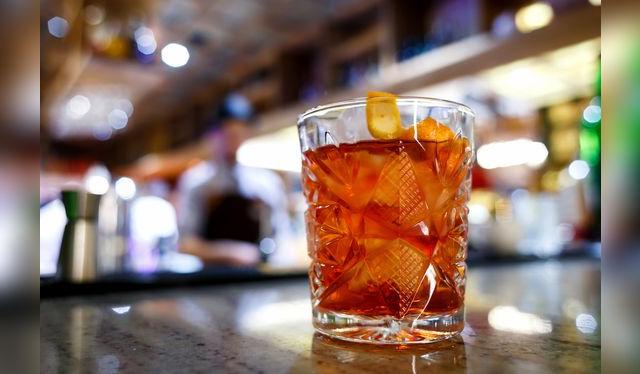 El negroni es un coctel clásico con una receta inamovible. Tiene variaciones, pero mantienen su esencia.   