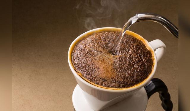 El filtrado es otro método que usa un papel filtrante, donde se deposita el café y el agua va pasando poco a poco.   