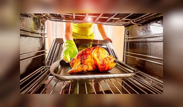 Cuando se cocina entero a veces el pollo puede resultar poco cocido en algunas partes. Cuando se cocina entero a veces el pollo puede resultar poco cocido en algunas partes.