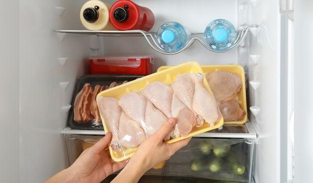 El pollo debe mantenerse siempre bien refrigerado y separado de alimentos qu se consumen frescos. El pollo debe mantenerse siempre bien refrigerado y separado de alimentos qu se consumen frescos.