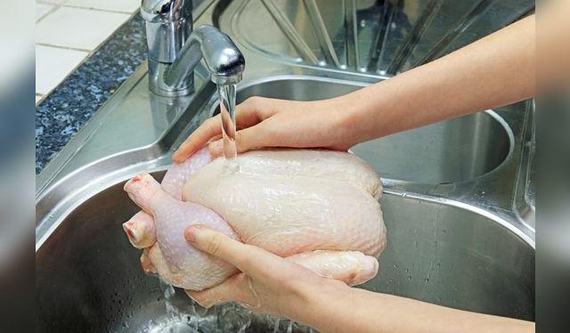 Lavar el pollo es una práctica que se debe evitar para no contaminar la cocina. Lavar el pollo es una práctica que se debe evitar para no contaminar la cocina.