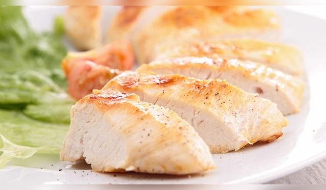 Un pollo bien cocido tiene la carne blanca. Un pollo bien cocido tiene la carne blanca.