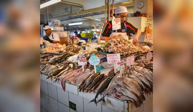 Un puesto de mercado de productos marinos requiere higiene y refrigeración. Un puesto de mercado de productos marinos requiere higiene y refrigeración.