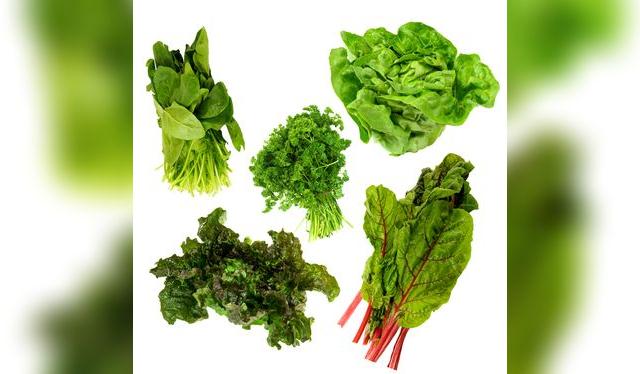 Las hojas verdes son ricas en hierro y vitamina C: consúmelas preferiblemente frescas.    